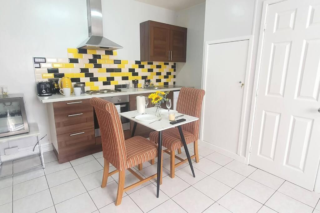 Lister Park Bradford Stylish 1Bed Coach House - Quiet & Tranquil Cottage & Parking Екстериор снимка